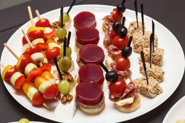 Çeşitli soğuk aperatifler büfe masa için kruvasan üzerinde tatiller ve olaylar için Catering