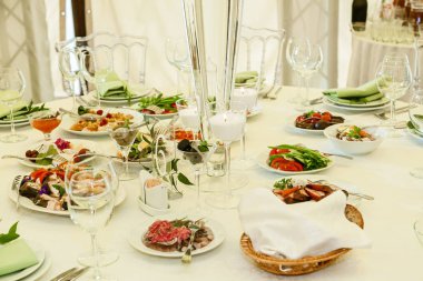 Festival tablo, şenlikli masaya yemek dekore edilmiş