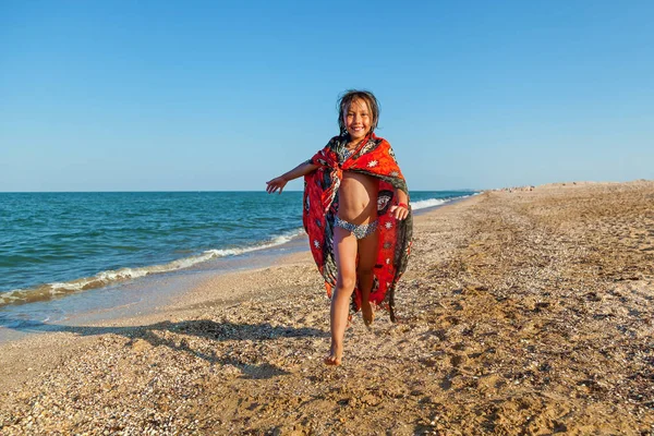 Lyckligt Leende Liten Flicka Leker Med Uppblåsbar Boll Stranden Vid — Stockfoto