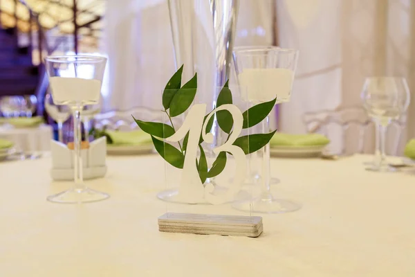 白バラと結婚式のお祝いのデザインと装飾の装飾 緑の葉 蝋燭および花の花束 — ストック写真