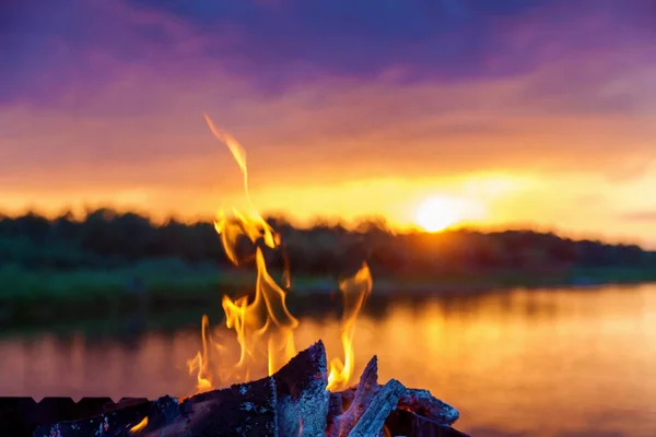Rote Flammenzungen Vom Feuer Der Nähe Des Flusses Bei Sonnenuntergang — Stockfoto