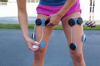 Kiev Ukrayna 17 Aralık 2017: Compex electrostimulator fitness için. Bacak kasları electrostimulator yüklemek.