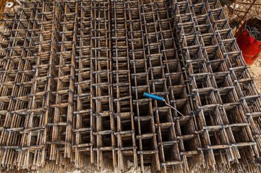 Evlerin monolitik inşaatının şebekeleri. İnşaat alanı, evler.