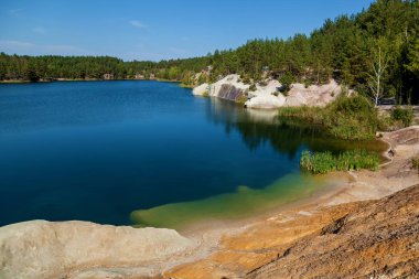 Korostyshevsky taş ocağı granit ocağı Zhytomyr bölgesi, bir turistik Korostyshev şehir eteklerinde sular altında. Labrador, Gabbro Rıhtım ve gri granit burada mayınlı. Manzara mavi göl ormanının tarafından çevrili temiz su ile