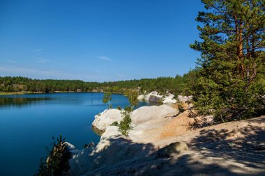 Korostyshevsky taş ocağı granit ocağı Zhytomyr bölgesi, bir turistik Korostyshev şehir eteklerinde sular altında. Labrador, Gabbro Rıhtım ve gri granit burada mayınlı. Manzara mavi göl ormanının tarafından çevrili temiz su ile