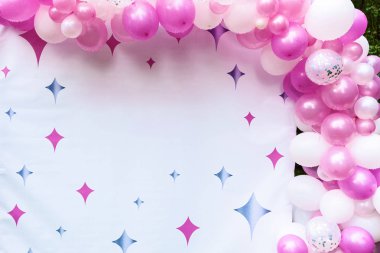 Beyaz, pembe balonlu Festival fotoğraf alan yazıtlar için boş alan. Beyaz arka plan topları, pembe, beyaz. Tatil kavramı
