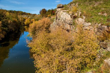 Doğa kayın Canyon, Ukrayna ile yılında. İlginç yerler ve Ukrayna'da hareket eder. Dağ Tikich nehir, Yaş 2 milyar yıl olarak tahmin edilmektedir ve derin ve dar bir kanyonun oluşturur Proterozoic granitler içinde akar