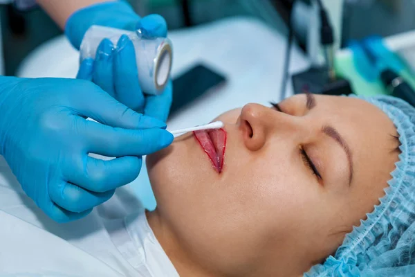 Esteticista Anestesia Los Labios Para Maquillaje Labial Permanente Tatuaje Labial —  Fotos de Stock