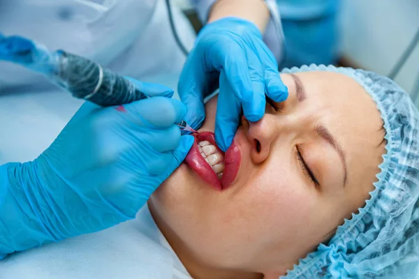 Kosmetolog Gäller Permanent Makeup Läpparna Lip Tattoo — Stockfoto