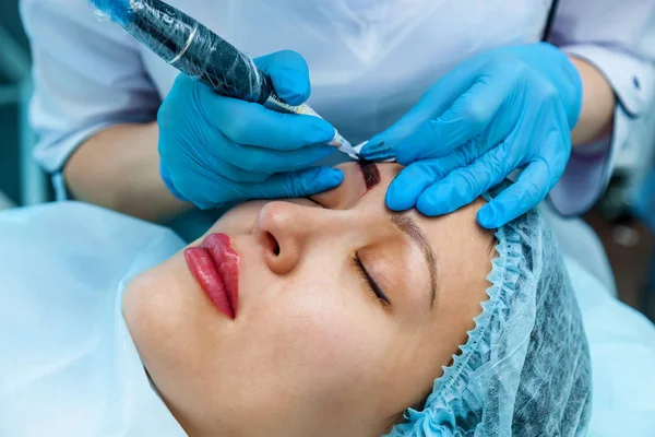 Kosmetolog Gäller Permanent Makeup Ögonbrynen Ögonbryn Och Läppar Tatuering — Stockfoto