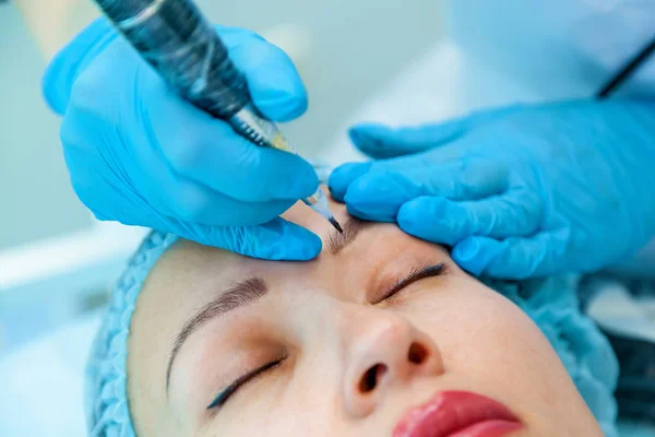 Kosmetolog Gäller Permanent Makeup Ögonbrynen Ögonbryn Och Läppar Tatuering — Stockfoto