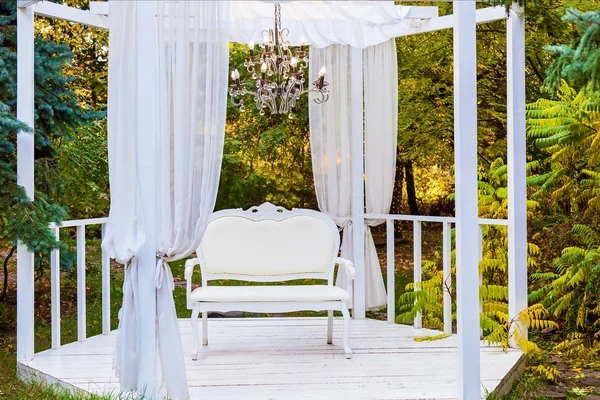 Weißen Pavillon Mit Einem Stuhl Und Kronleuchter Festliche Foto Bereich — Stockfoto