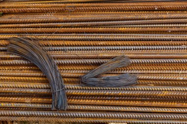 Evlerin monolitik inşaatının şebekeleri. İnşaat alanı, evler.