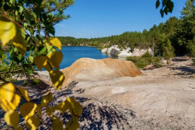 Korostyshevsky taş ocağı, Zhytomyr bölgesindeki Korostyshev kentinin dışındaki granit ocağını sular altında bıraktı. Labradorit, Gabbro ve gri granit burada çıkarıldı..
