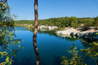 Korostyshevsky taş ocağı, Zhytomyr bölgesindeki Korostyshev kentinin dışındaki granit ocağını sular altında bıraktı. Labradorit, Gabbro ve gri granit burada çıkarıldı..