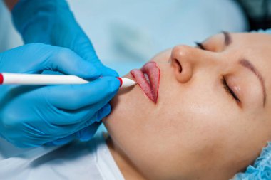 Güzellik uzmanı, işaretler dudaktan kalemler için kalıcı Dudak Makyajı