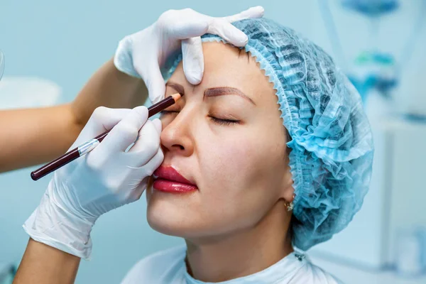 Esteticista Aplica Marcado Las Cejas Para Las Cejas Permanentes Del —  Fotos de Stock