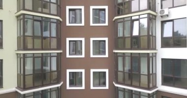 Yeni yüksek katlı hoş bir bulutlu bir bulutlu gün eve yakın uçan.