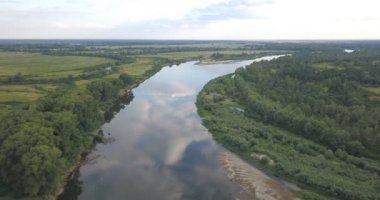 Nehir quadrocopter üzerinde uçan güzel doğa ile çevrili pitoresk Nehri üzerinden uçtu. Hava atışı.