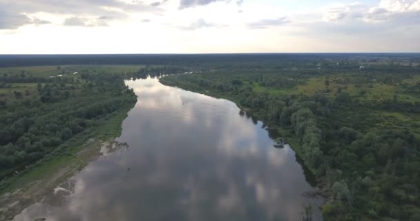 Flygande Över Floden Quadrocopter Flög Över Floden Omgiven Vacker Natur — Stockvideo