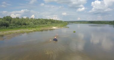 Nehir quadrocopter üzerinde uçan güzel doğa ile çevrili pitoresk Nehri üzerinden uçtu. Hava atışı.