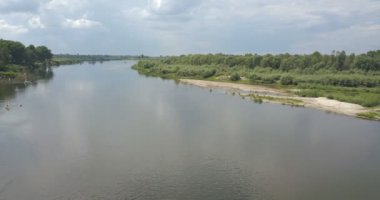 Nehir quadrocopter üzerinde uçan güzel doğa ile çevrili pitoresk Nehri üzerinden uçtu. Hava atışı.