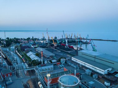 İskele tarafındaki vinçlerle gemilere metal ve kömür yüklemek için rıhtımlar. Limandaki ana ihracat malları kömür, petrol ve metallerdir.