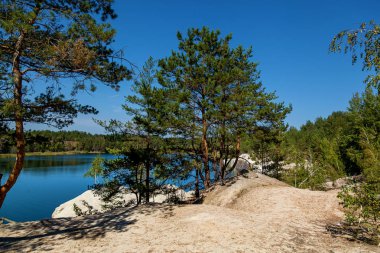 Korostyshevsky taş ocağı granit ocağı Zhytomyr bölgesi, bir turistik Korostyshev şehir eteklerinde sular altında. Labrador, Gabbro Rıhtım ve gri granit burada mayınlı. Manzara mavi göl ormanının tarafından çevrili temiz su ile