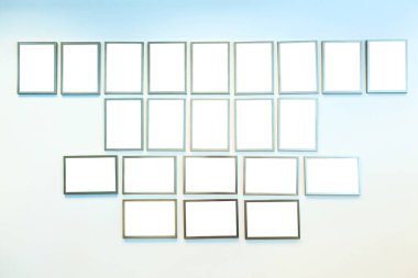 Hafif bir arka plan üzerinde boş sertifika çerçeveleri. Office dekor beyaz kırpma yolu.