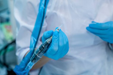 Şevval özçelik güzellik kalıcı makyaj için donatım hazırlar. Dudak ve kaş dövmesi