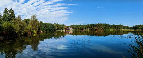 Trähus Nära Sjön Med Klart Vatten Dammen Speglar Den Täta — Stockfoto