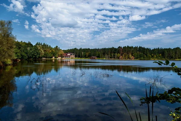 Wooden House Lake Clear Water Pond Reflects Dense Green Forest — Stock Photo, Image