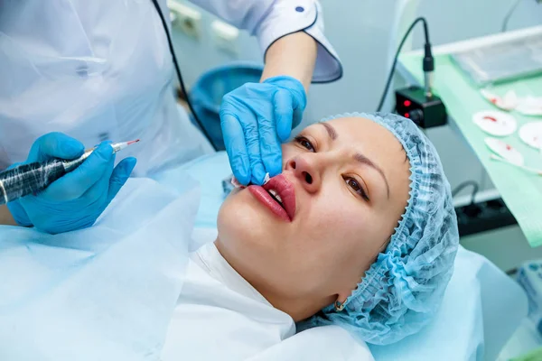 Kosmetolog Gäller Permanent Makeup Läpparna Lip Tattoo — Stockfoto