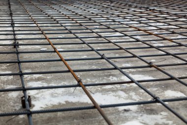 Yeni bir ev sitede Vakfı, kazık ve metal inşaat beton. İlk aşamada bir ev inşa süreci.