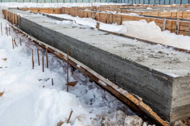 Yeni bir ev sitede Vakfı, kazık ve metal inşaat beton. İlk aşamada bir ev inşa süreci.