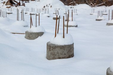 Yeni bir ev sitede Vakfı, kazık ve metal inşaat beton. İlk aşamada bir ev inşa süreci.