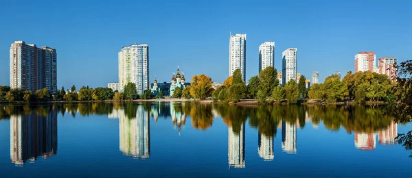 Lago Paisaje Urbano Fondo Edificios Gran Altura Iglesia Mañana Otoño —  Fotos de Stock