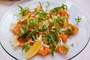 Tatil masasında çeşitli balık yemekleri ve atıştırmalıklar var..