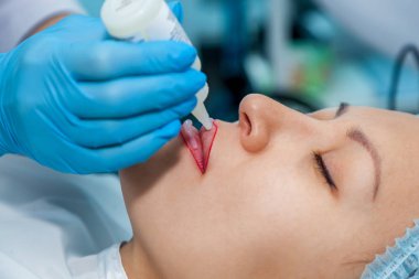 Güzellik uzmanı, anestezi kalıcı Dudak Makyajı için dudaklarında. Dudak dövme