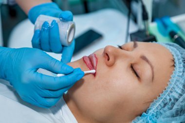 Güzellik uzmanı, anestezi kalıcı Dudak Makyajı için dudaklarında. Dudak dövme