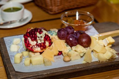 Tatil masasındaki peynirden çeşitli yemekler ve atıştırmalıklar..