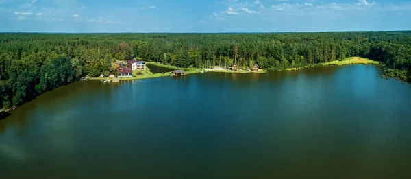 Drewniany Dom Nad Jeziorem Czystą Wodą Staw Odzwierciedla Gęsty Zielony — Zdjęcie stockowe