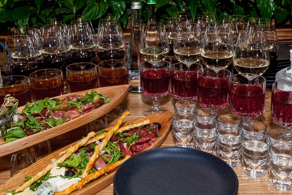 Diverses Collations Alcool Dans Des Verres Sur Une Table Fête — Photo