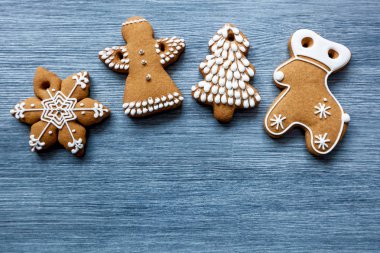 Bir kar tanesi, geyik, Noel ağacı ve bir melek için Noel ağacı ahşap arka plan üzerinde şeklinde zencefil çerezleri dekorasyon