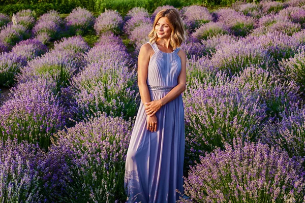 Красивая Девушка Фиолетовом Платье Позирует Лавандовом Поле — стоковое фото