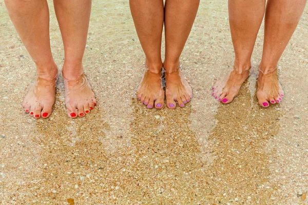 Pernas Femininas Com Unhas Multicoloridas Fundo Mar São Visíveis Através — Fotografia de Stock