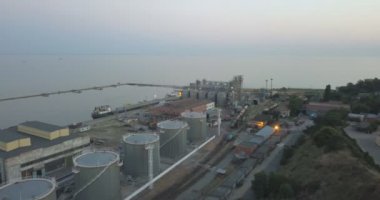 İskele tarafındaki vinçlerle gemilere metal ve kömür yüklemek için rıhtımlar. Limandaki ana ihracat malları kömür, petrol ve metallerdir.