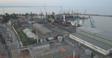İskele tarafındaki vinçlerle gemilere metal ve kömür yüklemek için rıhtımlar. Limandaki ana ihracat malları kömür, petrol ve metallerdir.