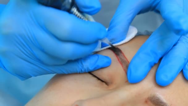 Esteticista Aplica Maquiagem Permanente Sobrancelhas Lábios Sobrancelhas Lábios Tatuagem Aplicação — Vídeo de Stock