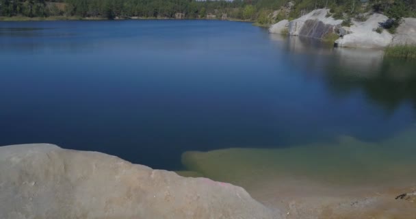 Korostyshevsky 採石場観光ジトームィル州 Korostyshev 市の郊外に花崗岩の採石場に殺到しました ラブラド ライト 斑れい岩と灰色花崗岩はここに採鉱されました 森に囲まれたきれいな水と青い湖の風景 — ストック動画